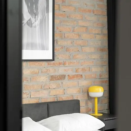 Spacious In A Quiet Area Of By Renters Apartamento *